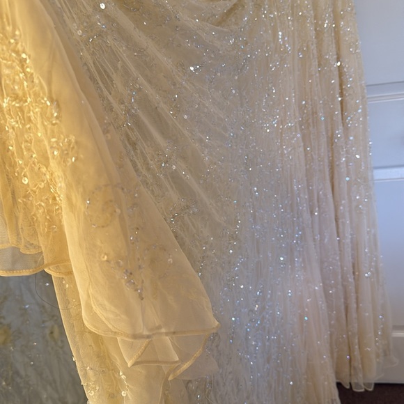 MAC DUGGAL
Embellished Illusion Cap Sleeve Gown - Picture 7 of 16